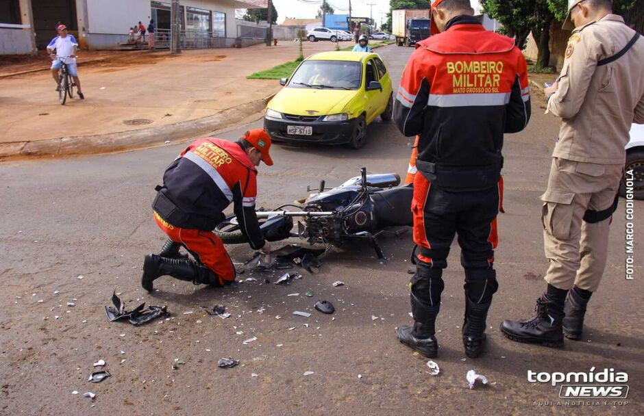 Parte da frente da motocicleta ficou destruída