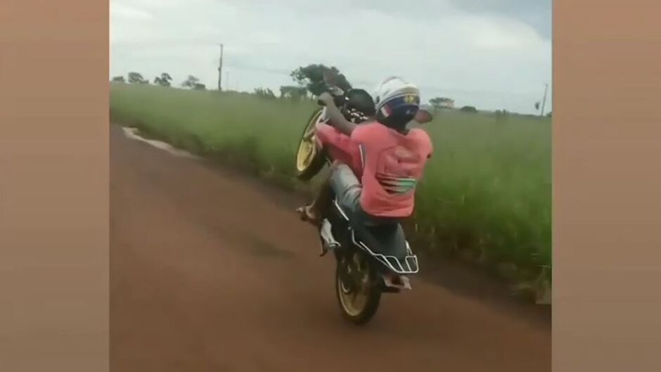 Alexandre foi filmado empinando uma motocicleta 