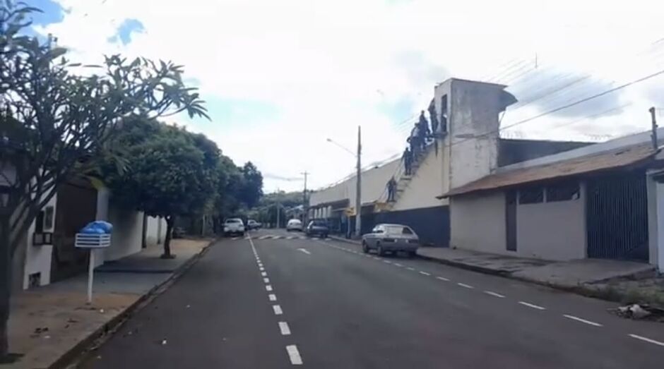 Forças de segurança atuam para controlar situação