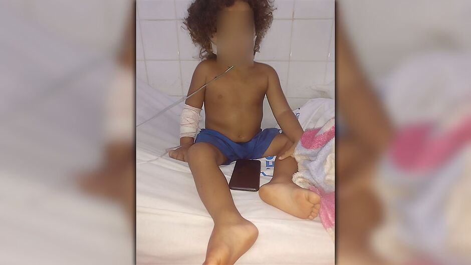 Criança precisa de atendimento com urgência em hospital