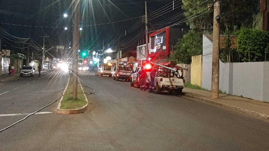 Parte do poste foi retirado pela Energisa