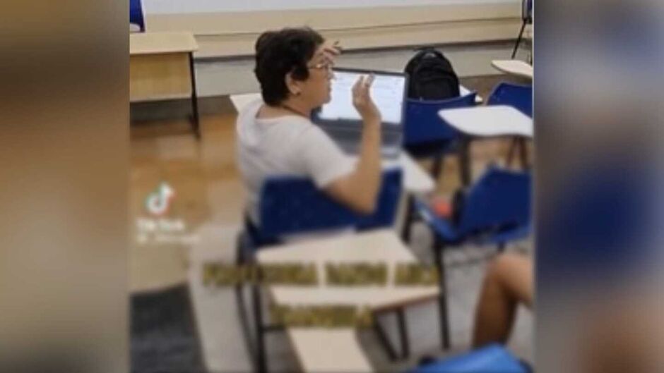 Professora continua aula, apesar de problemas
