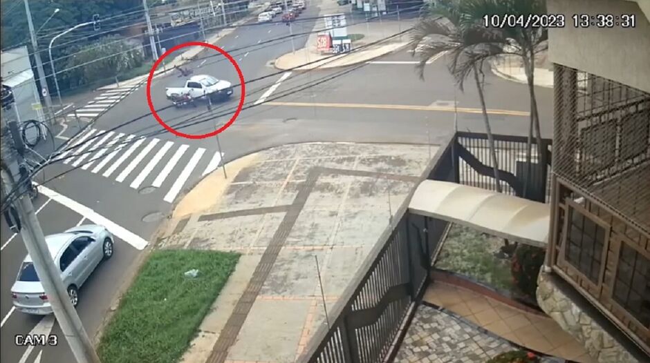 Vítima praticamente para no ar antes de cair sobre picape