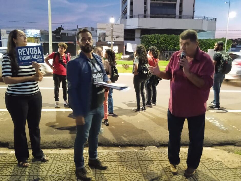 Fetems faz passeatas em Campo Grande pela revogação do novo ensino médio