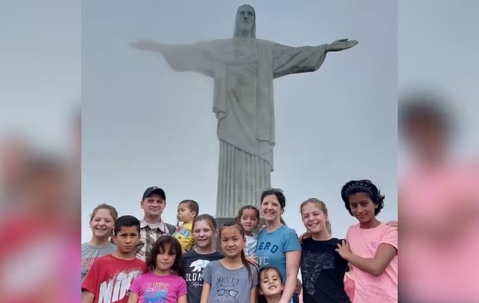 Casal queria quatro filhos, mas abriu coração para seis 