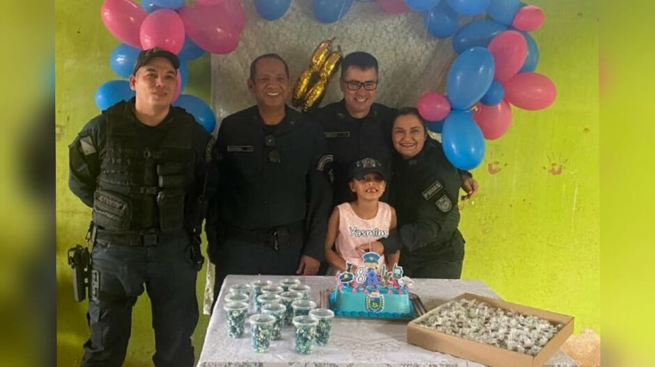 Yasmin ganhou até passeio na viatura da polícia pelas ruas do bairro