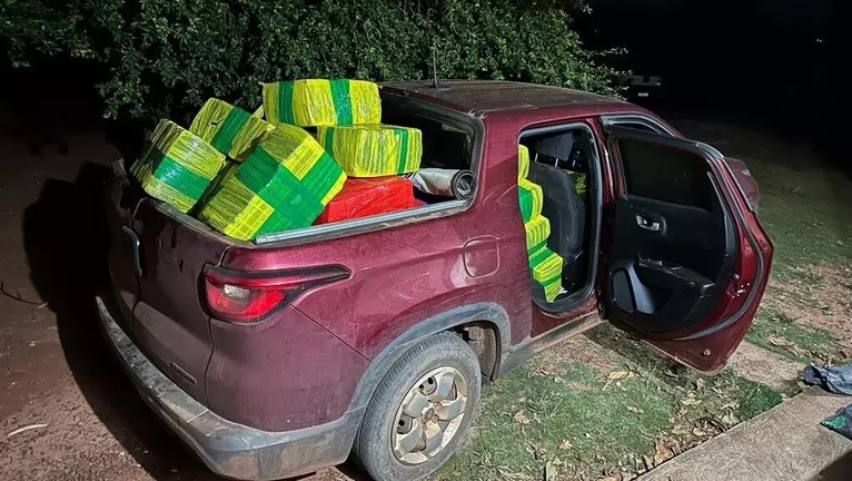 Carro furtado, armas de fogo e 4,5 toneladas de droga, mas nenhuma prisão foi realizada
