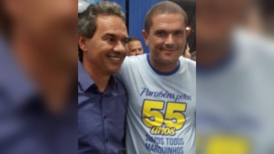 Emerson ostenta fotos com o ex-prefeito 