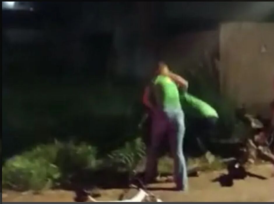 Meninas brigaram na saída da escola