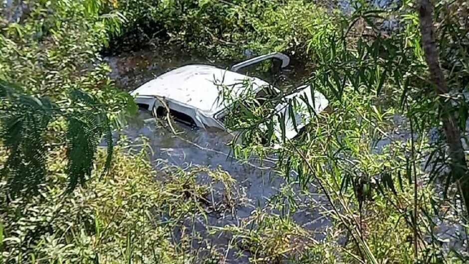 Carro caiu de uma altura de cinco metros e ficou em área alagada 
