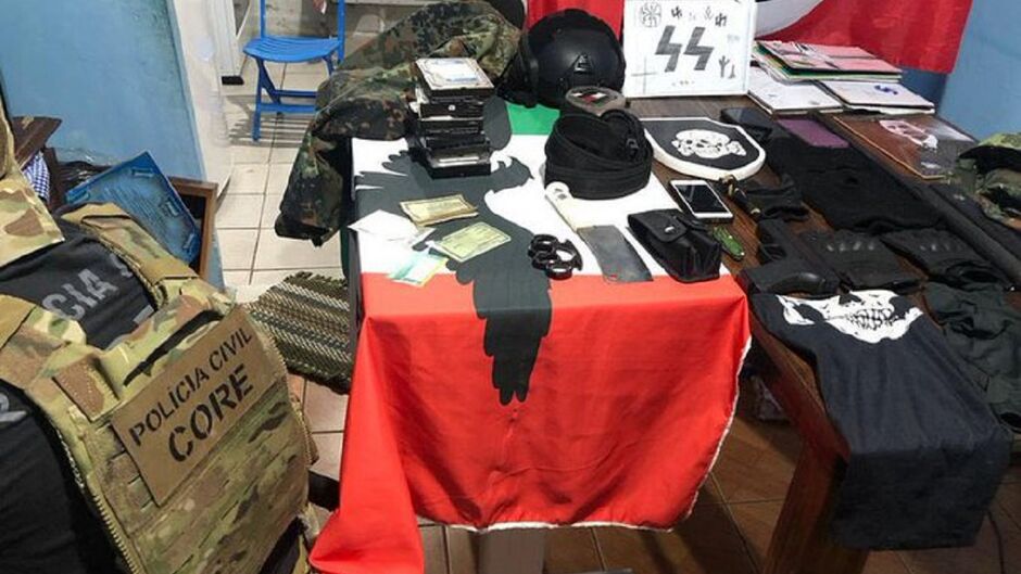 O próprio pai teria dado uma bandeira nazista ao filho, como presente