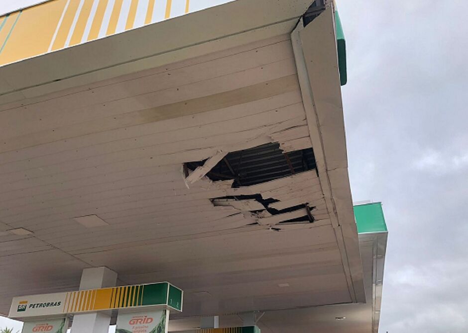 Teto ficou danificado e condutor preso 