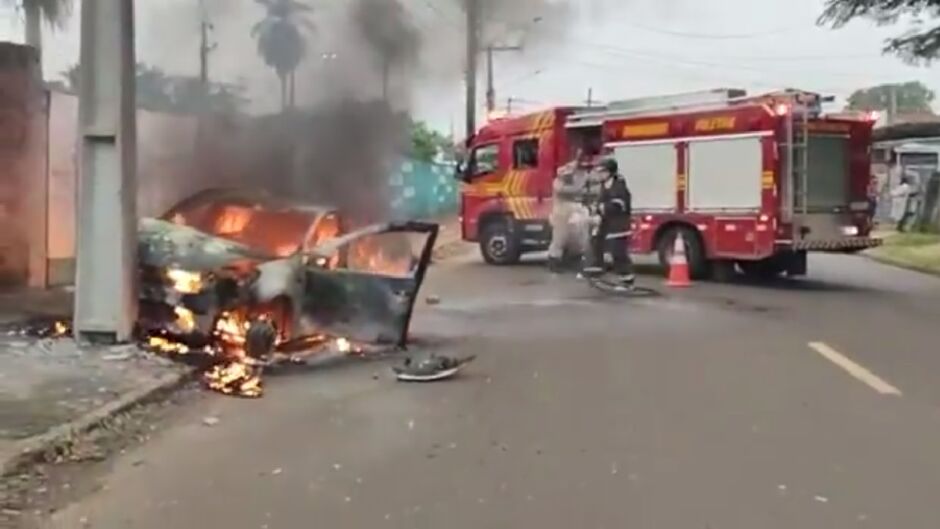 Pneu do carro furou e condutora perdeu a direção 