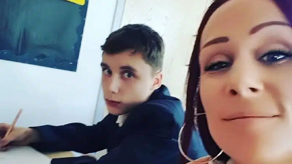 Filho ficou vermelho de vergonha com a presença da mãe na sala de aula