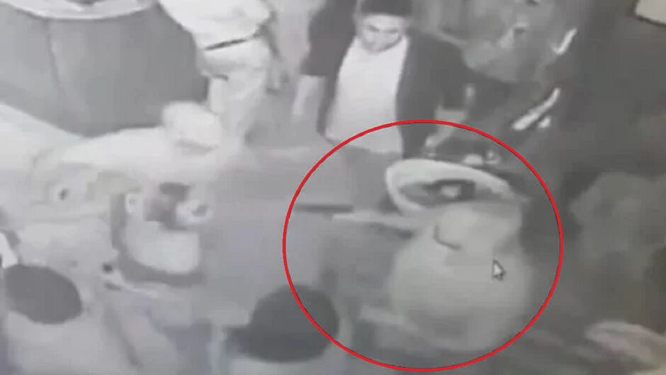 Mulher estava no caixa pagando uma bebida quando foi baleada pelo autor do crime