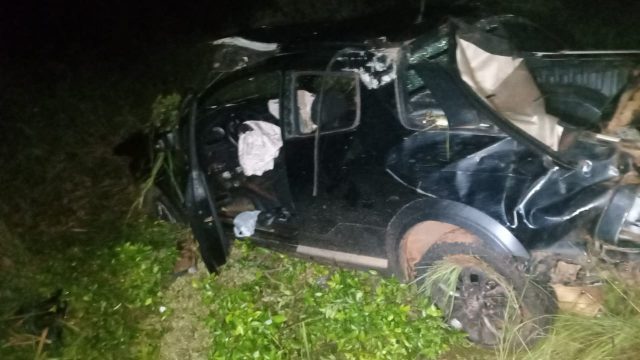 Veículo  ficou destruído com a batida