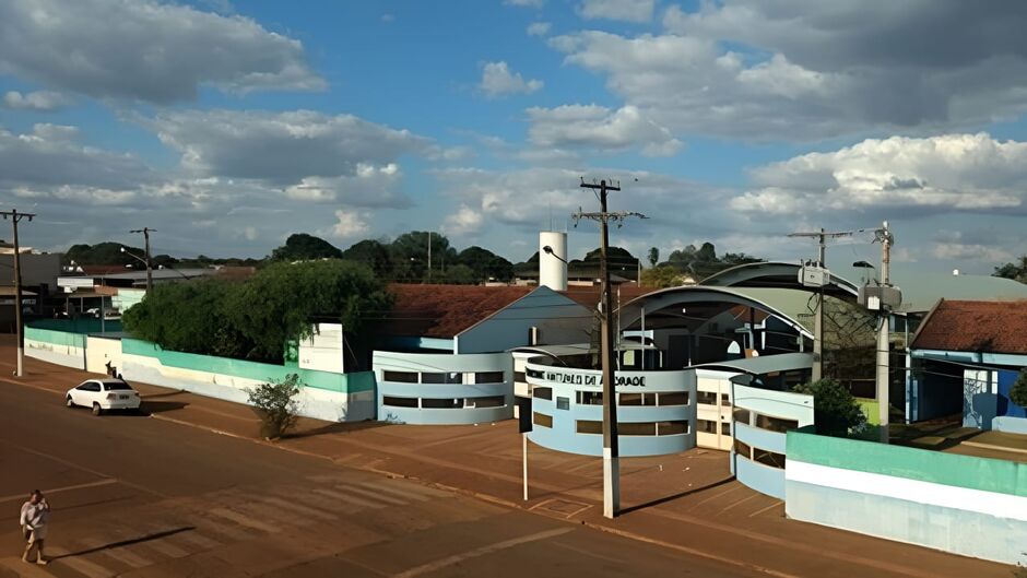 Na delegacia, foi descoberto que o pai do adolescente tinha mandado de prisão em aberto
