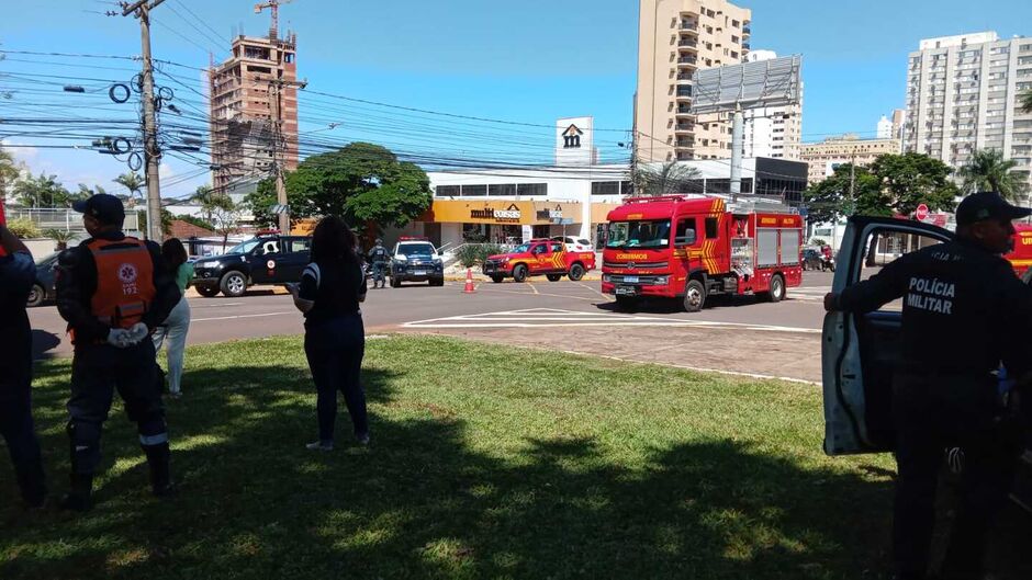 Equipe do Corpo de Bombeiros entrou no prédio para tentar ajudar o rapaz