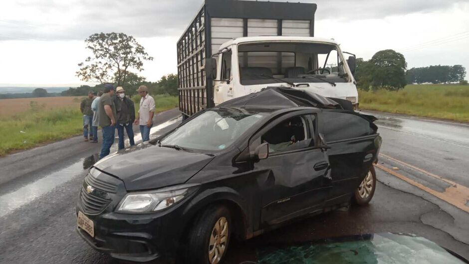 O caminhão carrega gado