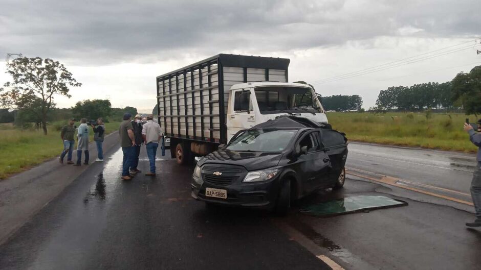 O caminhão carrega gado