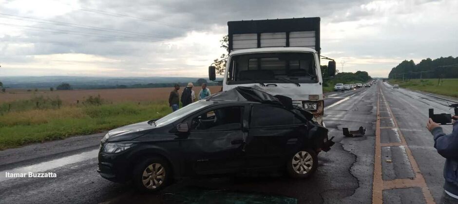 O caminhão carrega gado