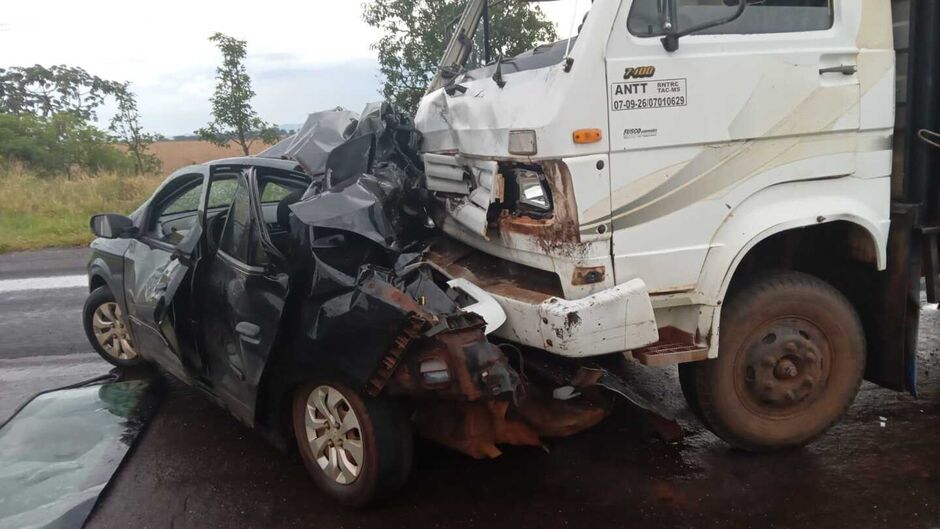 O caminhão carrega gado