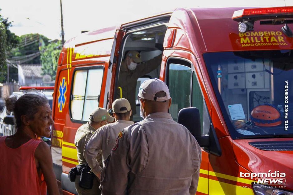 O homem foi colocado dentro da viatura do Corpo de Bombeiros