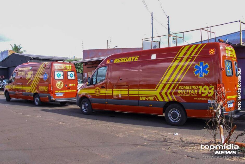 O homem foi colocado dentro da viatura do Corpo de Bombeiros