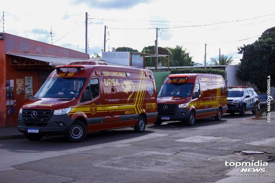 O homem foi colocado dentro da viatura do Corpo de Bombeiros
