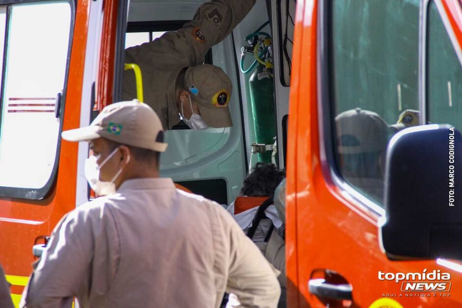 O homem foi colocado dentro da viatura do Corpo de Bombeiros