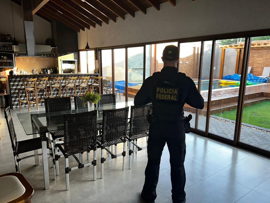 Dinheiro e materiais apreendidos na operação 