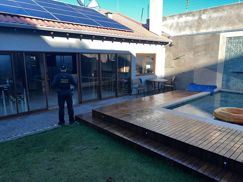 Dinheiro e materiais apreendidos na operação 
