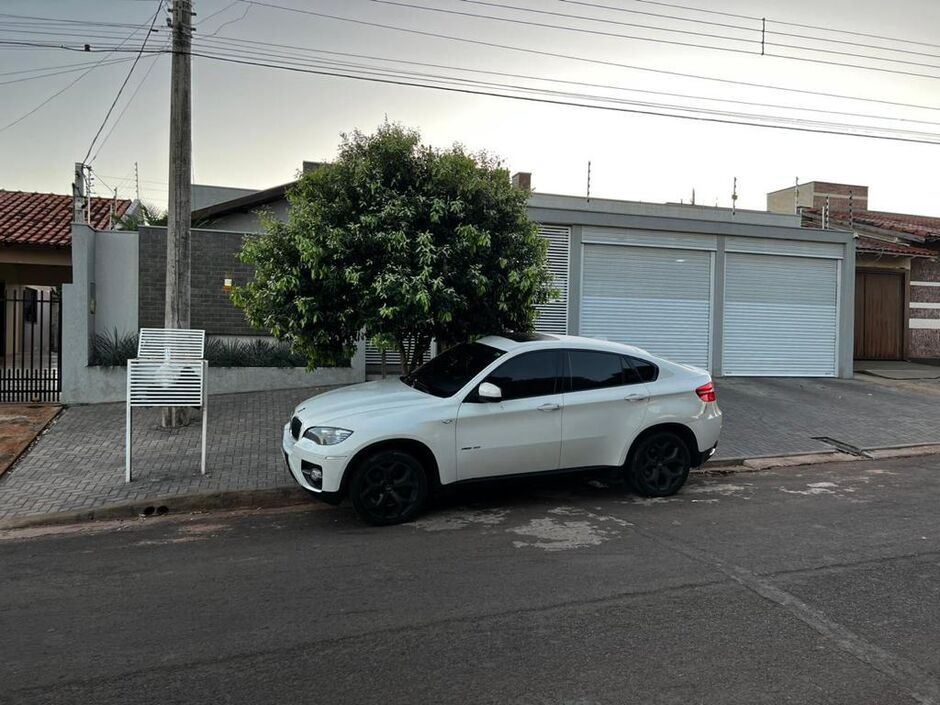 Dinheiro e materiais apreendidos na operação 