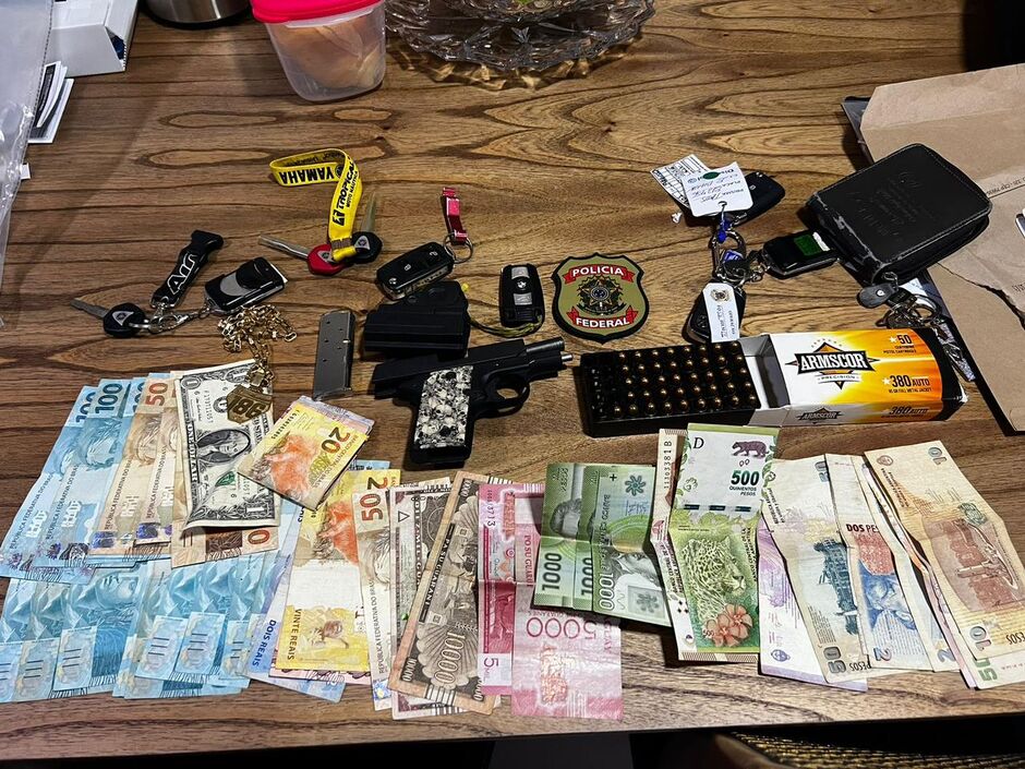 Dinheiro e materiais apreendidos na operação 