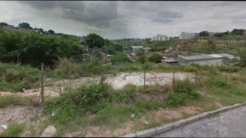 Corpo de adolescente estava no meio do terreno baldio