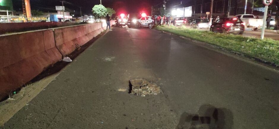Vítima foi atropelada quando tentou desviar de um buraco