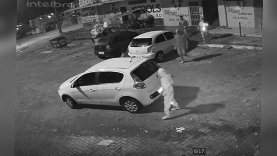 Imagens de câmeras de segurança mostram o momento em que o grupo chega ao prédio