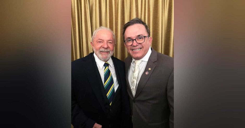 Vander ao lado do presidente Lula durante a comitiva que foi para a China