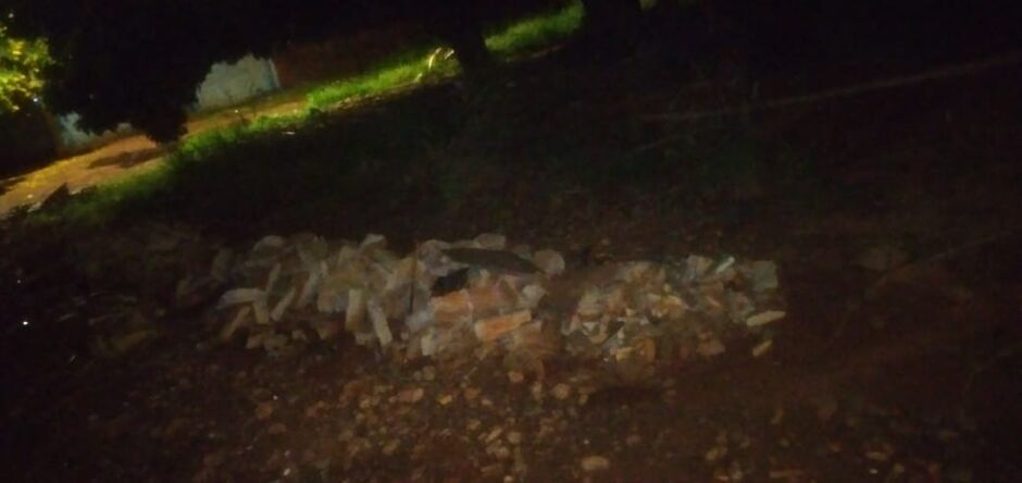 Ruas estão tomadas por lixos e entulhos, além da escuridão pela região