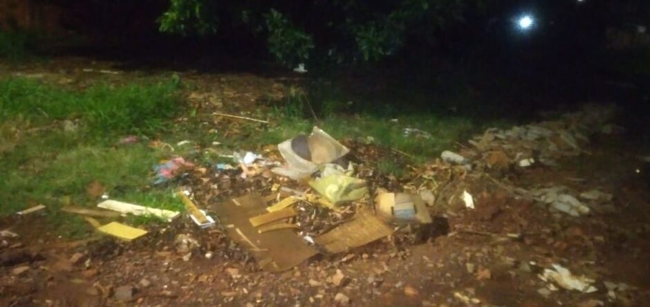 Ruas estão tomadas por lixos e entulhos, além da escuridão pela região