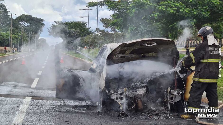 Incêndio destruiu o veículo antes da chegada dos bombeiros