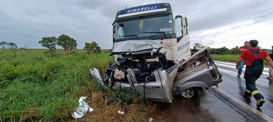 Caminhonete ficou completamente destruída