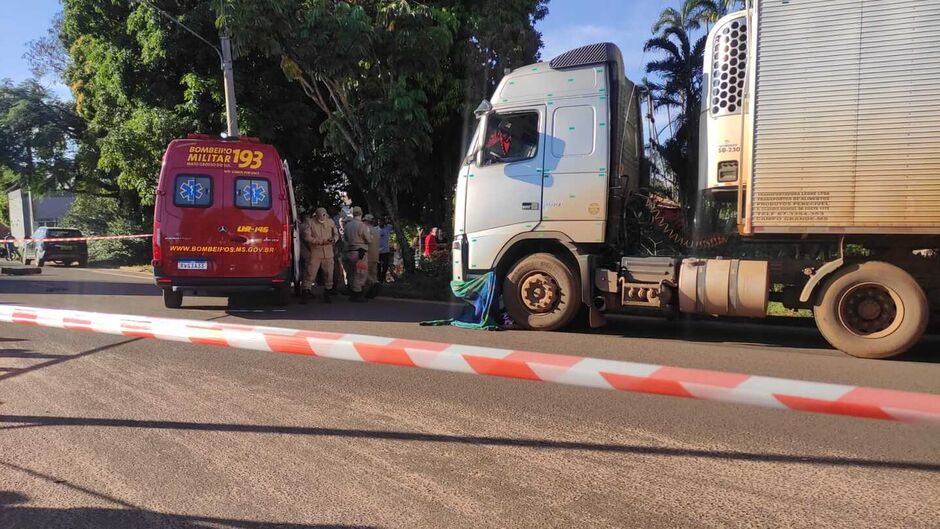 Corpo da vítima ficou embaixo da cabine da carreta