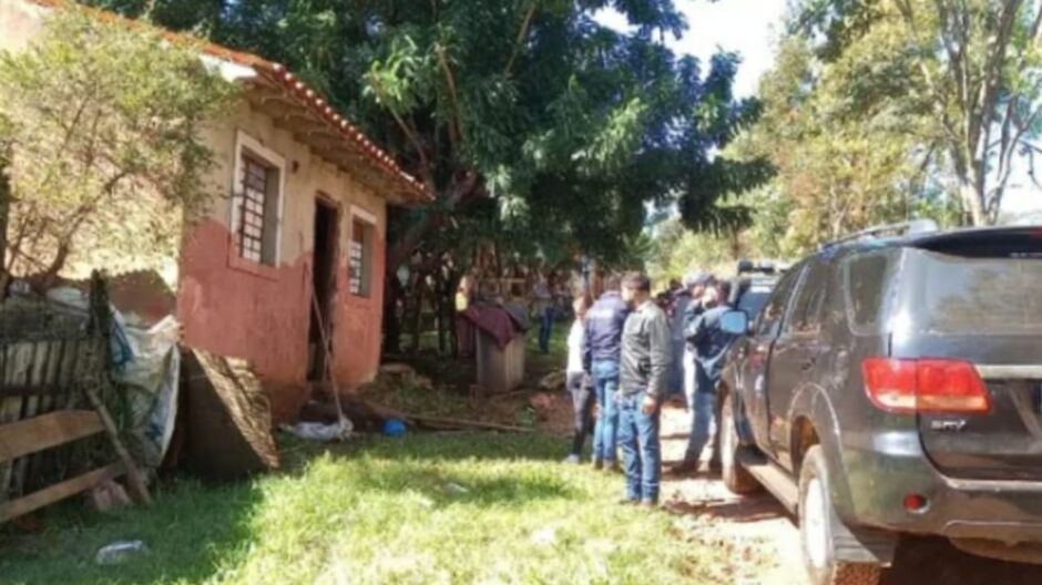 Polícia esteve em uma das casas para resgatar a adolescente