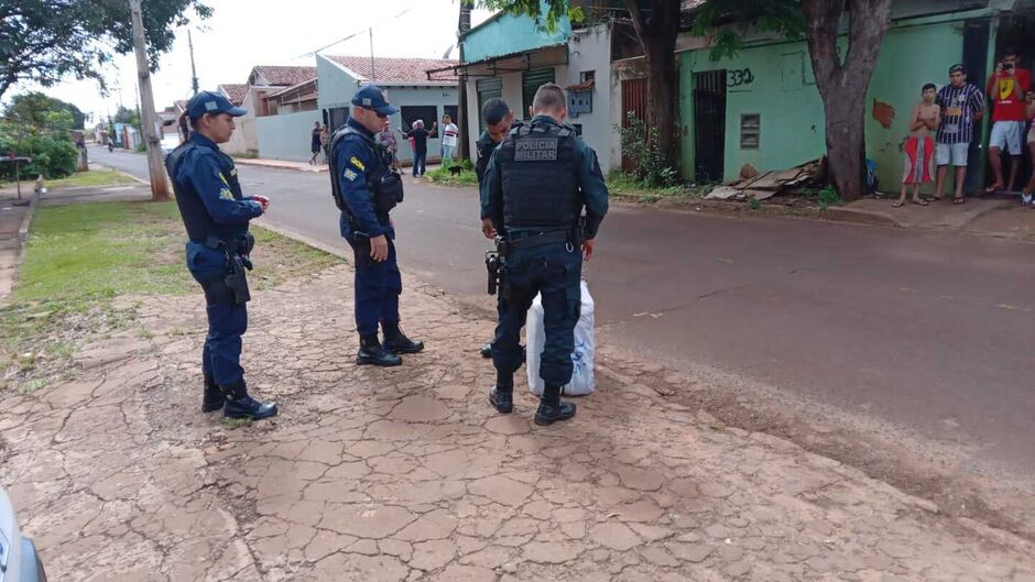Os policiais encontraram mercadorias que estavam no carro