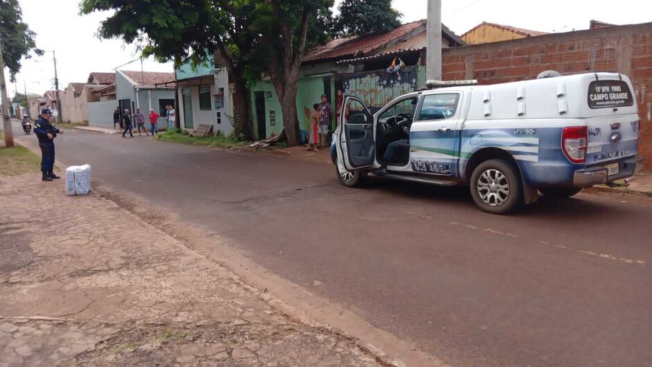 Os policiais encontraram mercadorias que estavam no carro