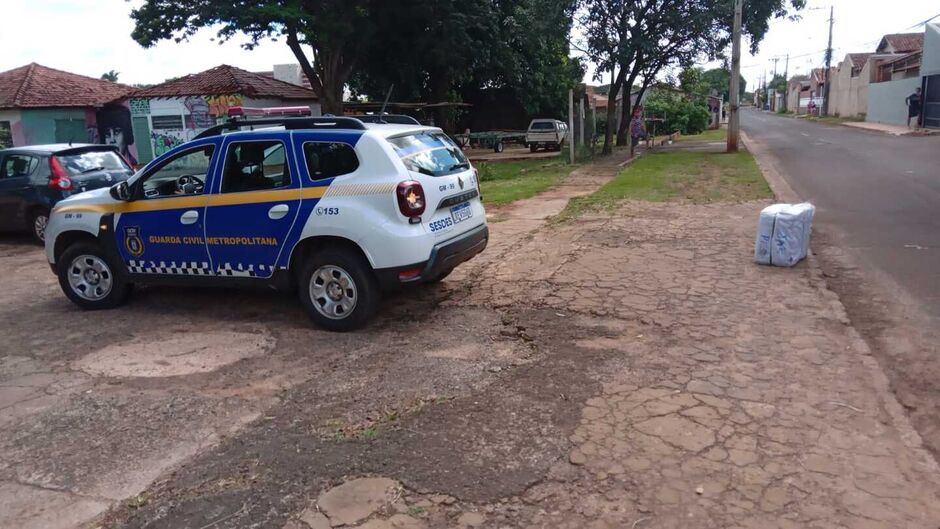 Os policiais encontraram mercadorias que estavam no carro