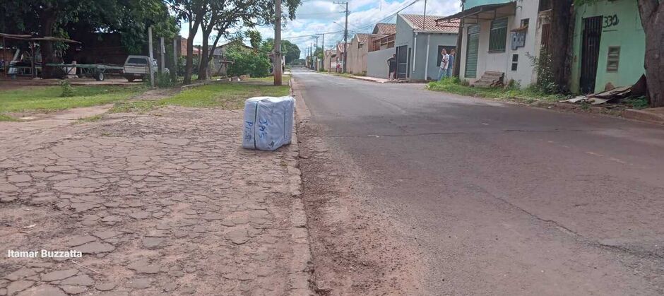 Os policiais encontraram mercadorias que estavam no carro