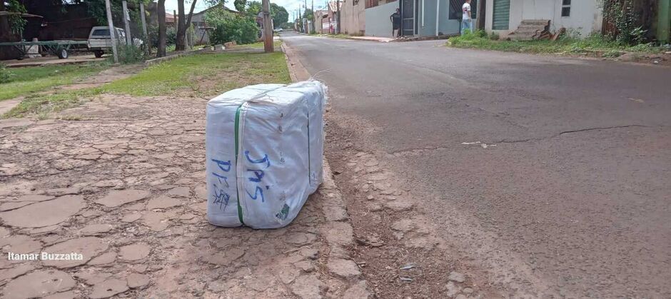 Os policiais encontraram mercadorias que estavam no carro