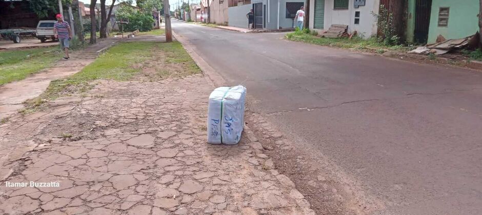 Os policiais encontraram mercadorias que estavam no carro